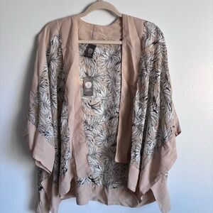 ⭐️⭐️⭐️Vince Camuto Tan Leaf Pattern Kimono